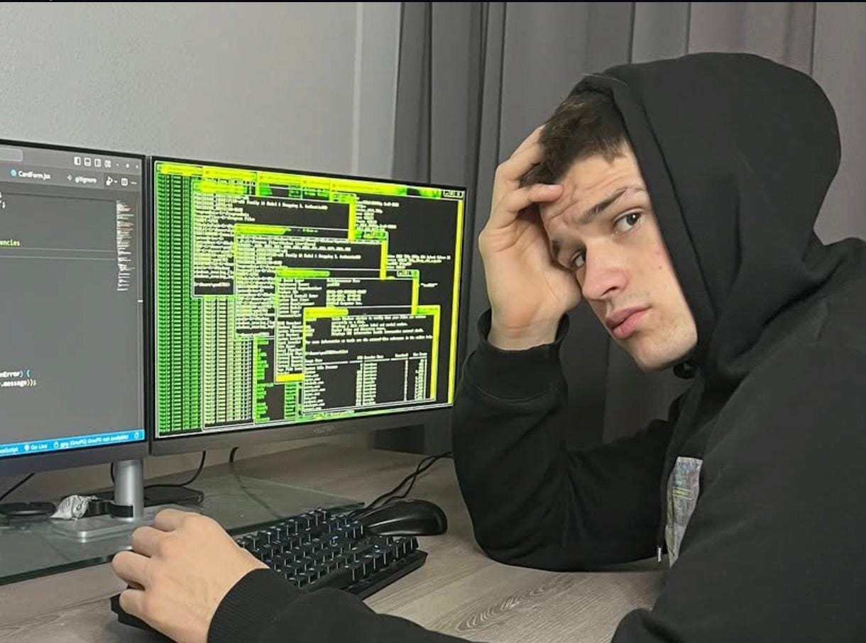 Diego, CEO de Symmetry, con la mano en la cabeza frente a una pantalla llena de errores.
